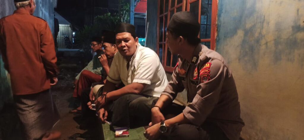 Bhabinkamtibmas Polsek Munjul Melaksanakan Sambang dan Silaturahmi dengan Warga Masyarakat 1 WhatsApp Image 2023 11 01 at 10.46.46