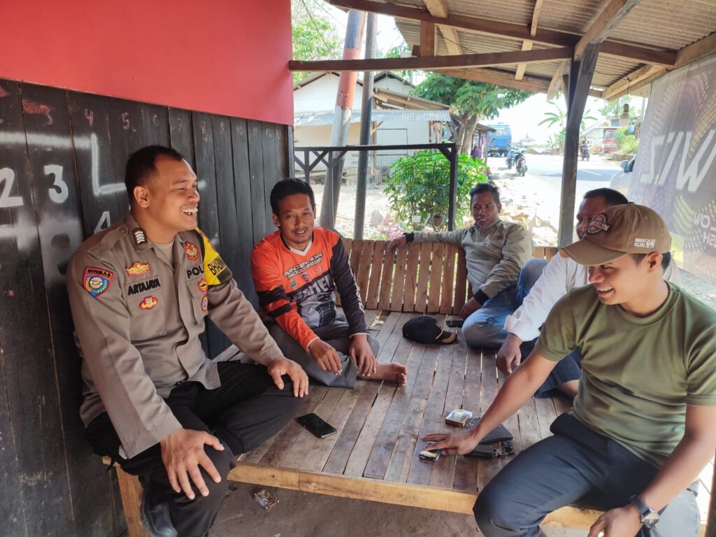 Polsek Cibaliung Melaksanakan Sambang Door to Door ke Warga Masyarakat 8 WhatsApp Image 2023 11 01 at 10.48.50