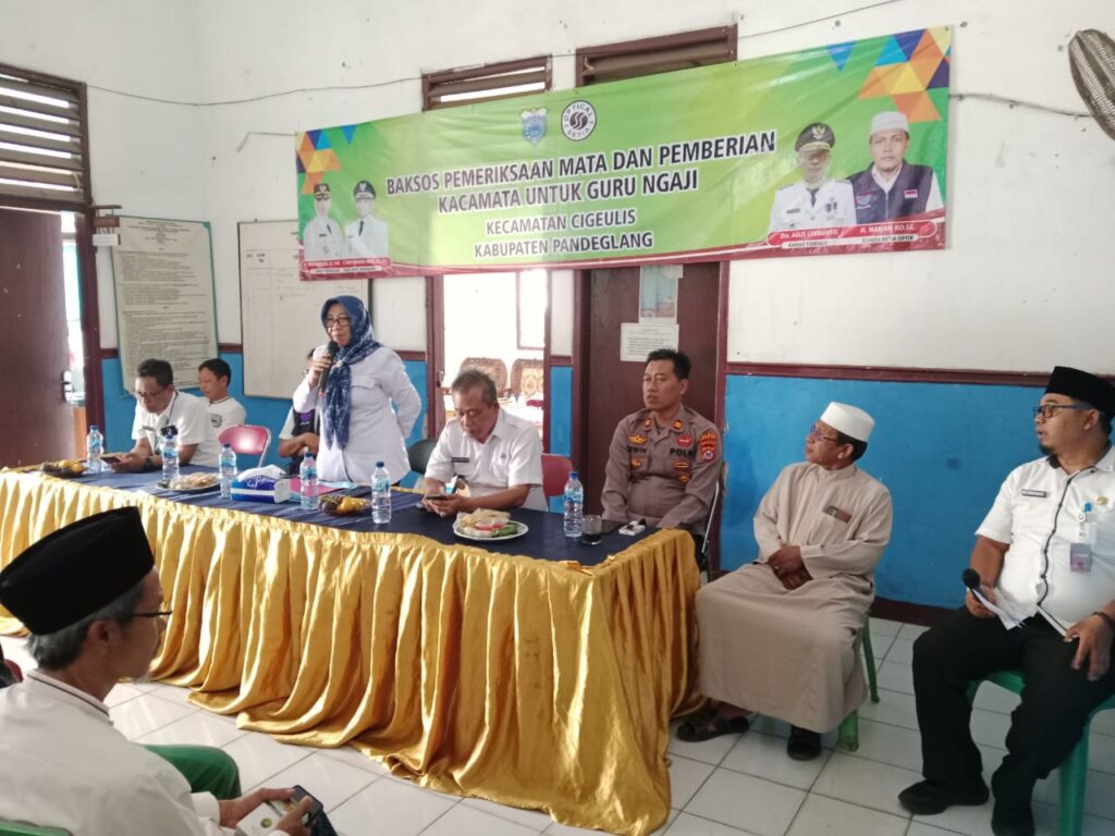 Polsek Cigeulis Dampingi Baksos Pemeriksaan Mata dan Pemberian Kaca Mata untuk Guru Ngaji 3 WhatsApp Image 2023 11 01 at 12.33.12