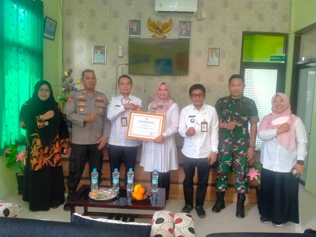Kapolsek Menes Polres Pandeglang Hadiri Pisah Sambut Kepala Puskesmas Kecamatan Menes 1 WhatsApp Image 2023 11 02 at 17.29.45