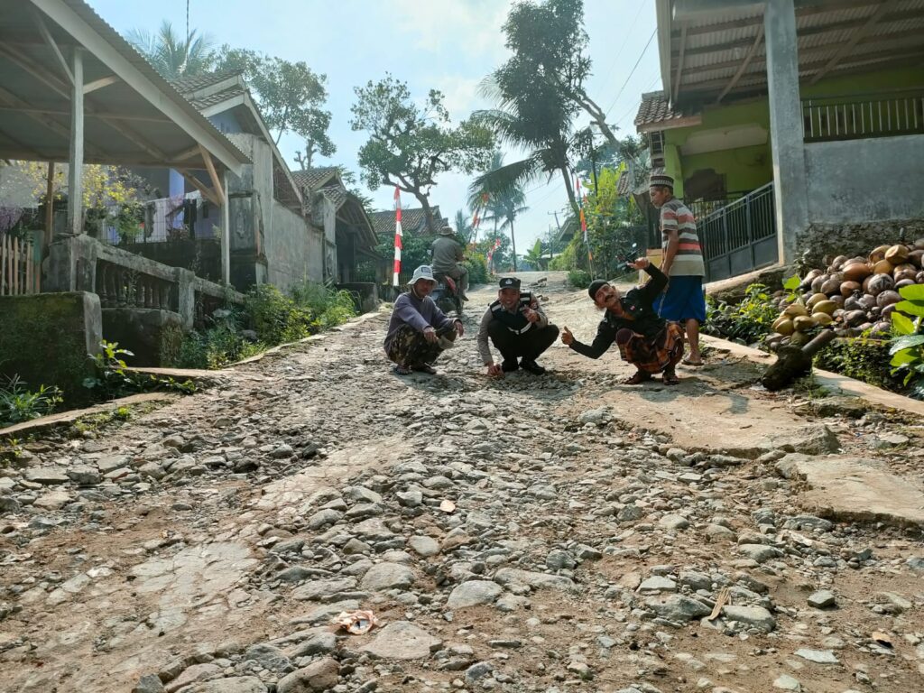 Bhabinkamtibmas Polsek Pulosari Sambangi Warga dan Berikan Himbauan Kamtibmas 2 WhatsApp Image 2023 11 02 at 17.36.11