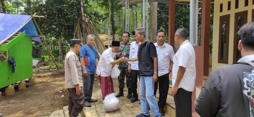 Bhabinkamtibmas Polsek Pandeglang Bantu Pendistribusian Bantuan Sembako kepada Korban Pohon Tumbang 5 WhatsApp Image 2023 11 02 at 17.46.38
