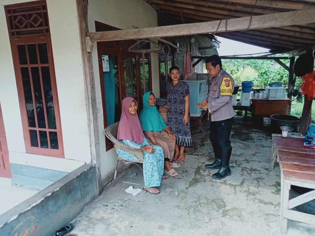 Polsek Carita Sambangi Warga Guna Meningkatkan Keamanan dan Ketertiban 7 WhatsApp Image 2023 11 02 at 18.10.45