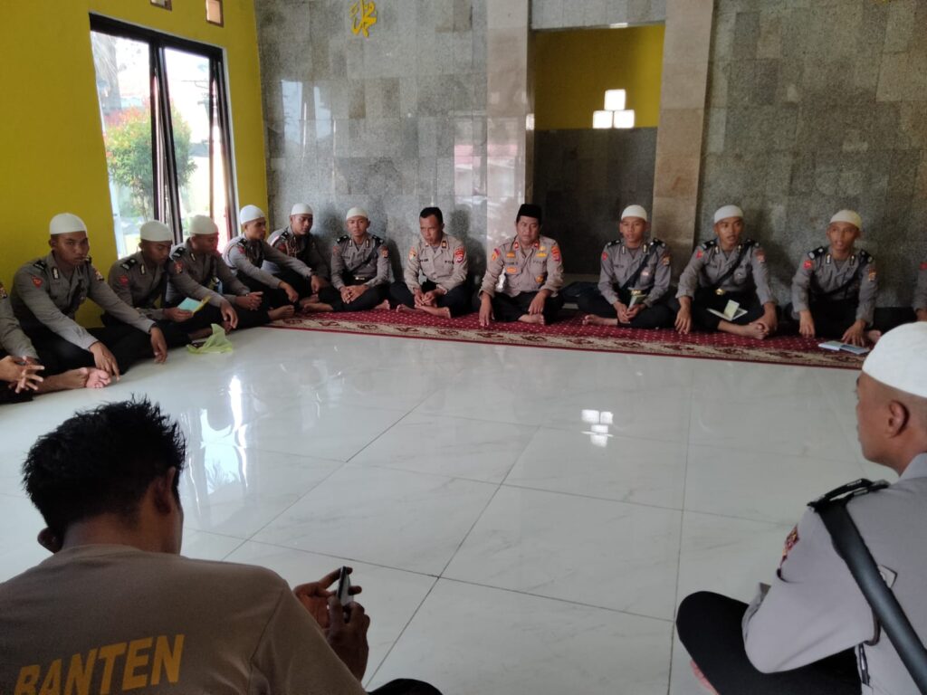 Kapolsek Pandeglang dan Anggota Polsek Pandeglang Menyelenggarakan Kegiatan Ngaji Bareng dengan Siswa SPN Mandalawangi 9 WhatsApp Image 2023 11 03 at 09.25.18