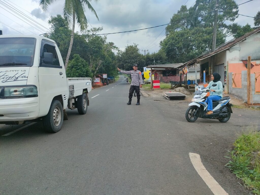Polsek Pulosari Melaksanakan Kegiatan Pengaturan Lalu Lintas untuk Keamanan dan Kenyamanan Masyarakat 10 WhatsApp Image 2023 11 03 at 09.46.40