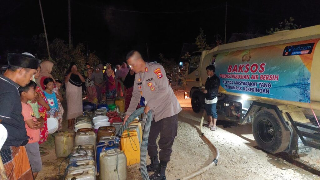 Polsek Angsana Sediakan Air Bersih bagi Warga yang Terdampak Kekeringan di Ds. Kadubadak 2 WhatsApp Image 2023 11 03 at 11.09.57
