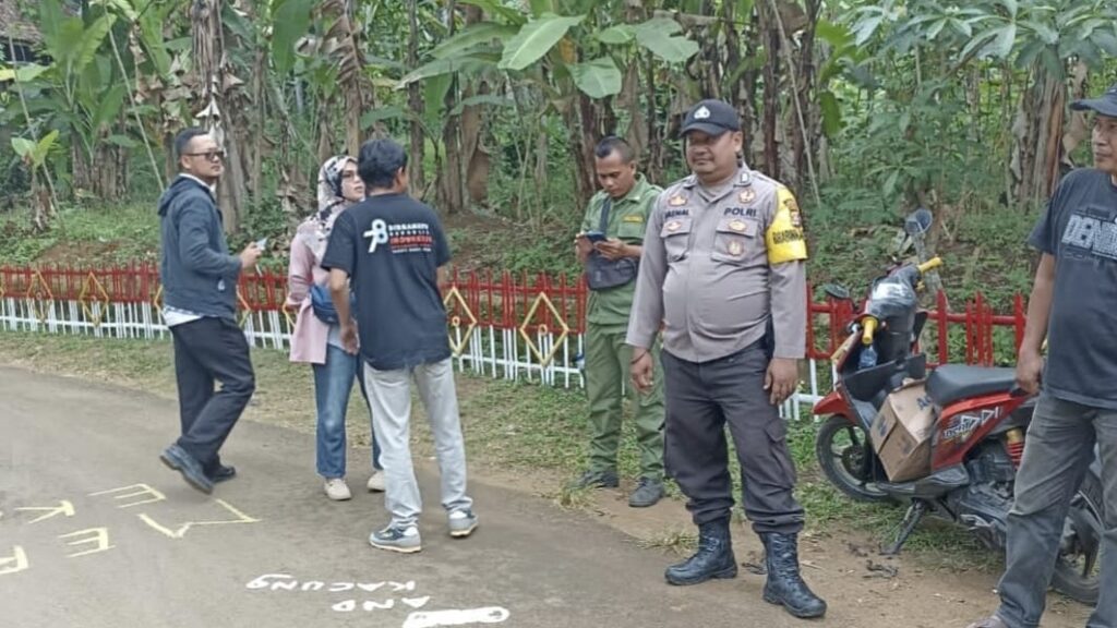 Bhabinkamtibmas Desa Cibarani Polsek Saketi Lakukan Sambang DDS ke Warga Masyarakat 3 WhatsApp Image 2023 11 03 at 11.12.23