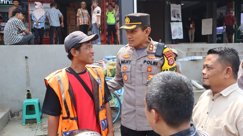 Sambangi Tukang Parkir, Kapolres Pandeglang Berikan Pesan Kamtibmas 4 WhatsApp Image 2023 11 03 at 11.19.52