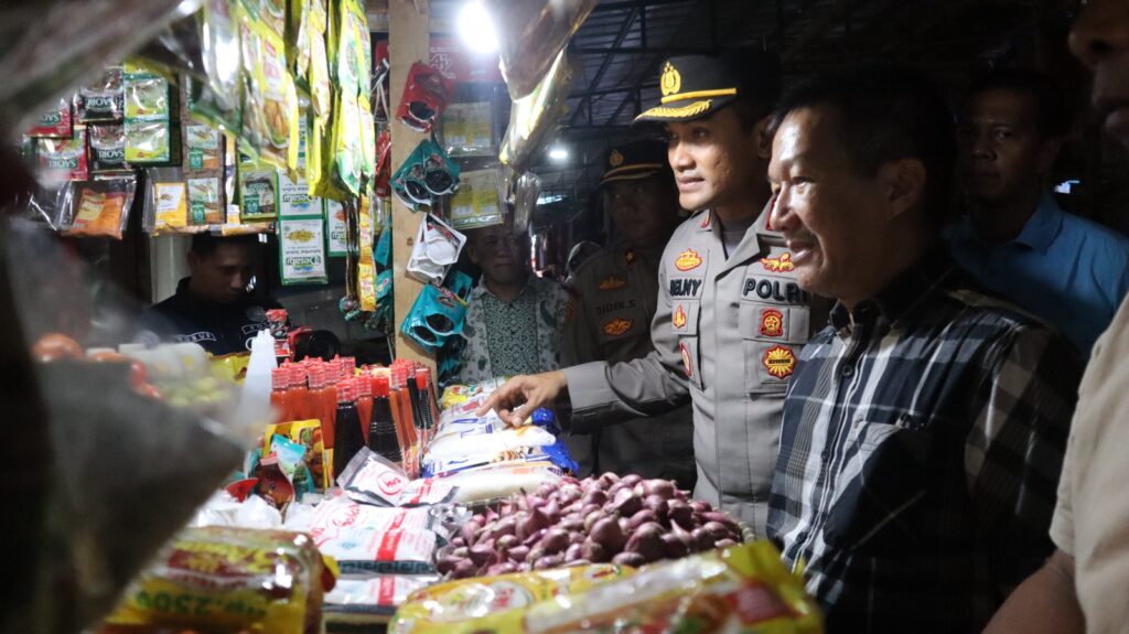 Kapolres Pandeglang Sidak Pasar dan Pertokoan Jelang Perayaan Natal 2023 dan Tahun Baru 2024 5 WhatsApp Image 2023 11 03 at 11.27.48