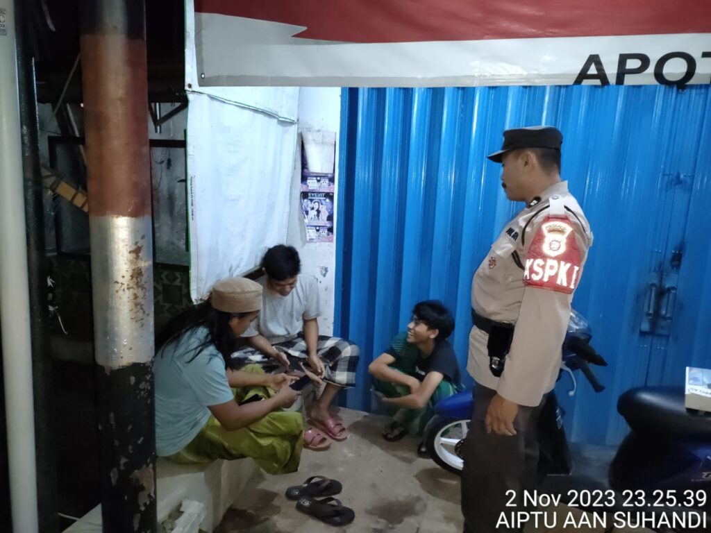 Polsek Pandeglang Terus Berpatroli Demi Keamanan dan Ketertiban Wilayah 10 WhatsApp Image 2023 11 03 at 20.56.31