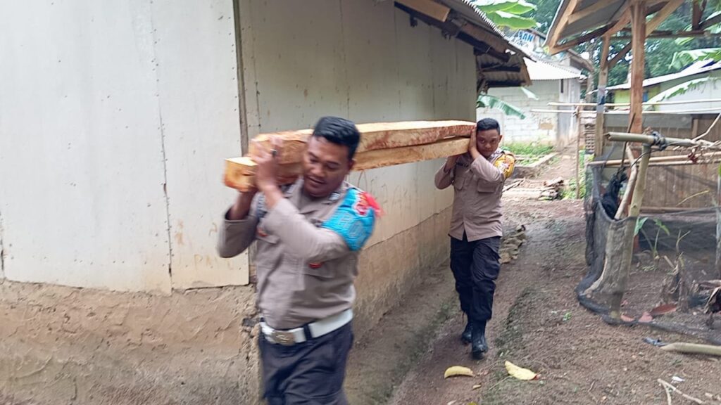 Polsek Carita Bantu Warga yang Membutuhkan dalam Pembangunan Rumah 7 WhatsApp Image 2023 11 03 at 21.01.05