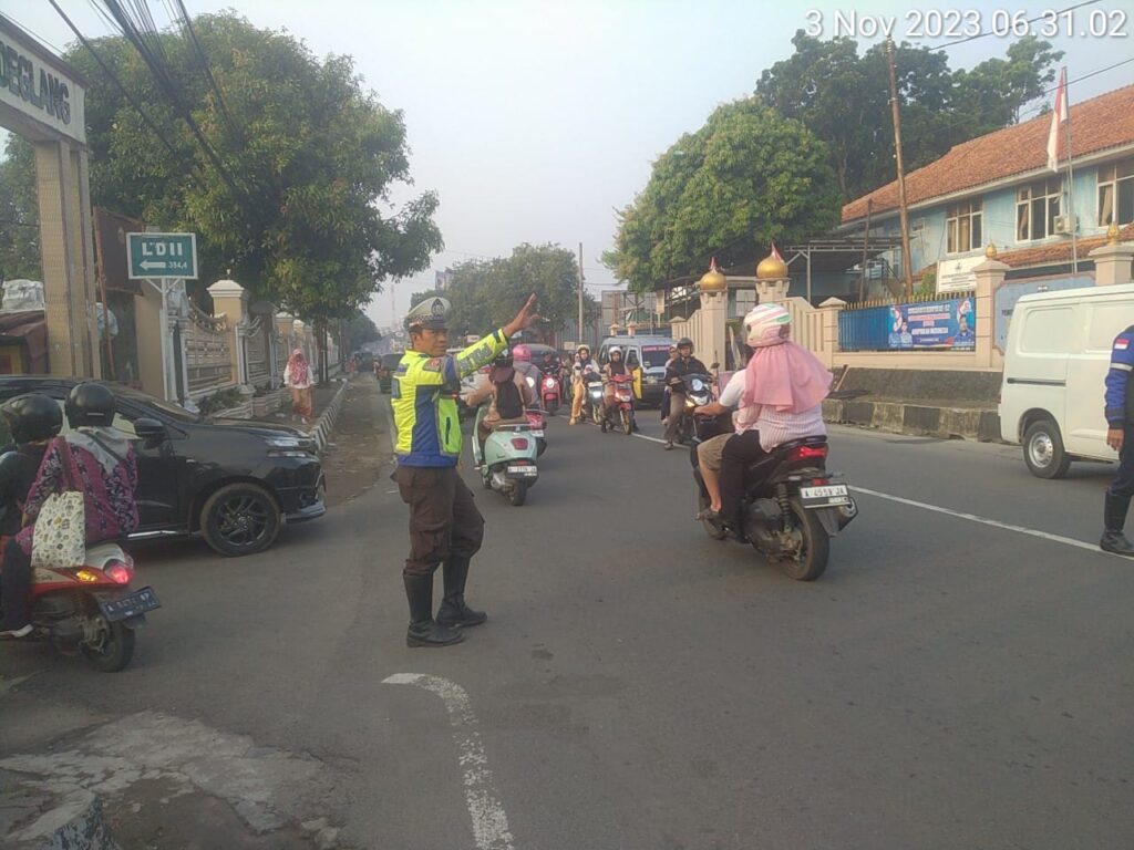 Polsek Pandeglang Rutin Gelar Pengaturan Lalulintas Demi Keamanan dan Ketertiban 2 WhatsApp Image 2023 11 04 at 18.45.40