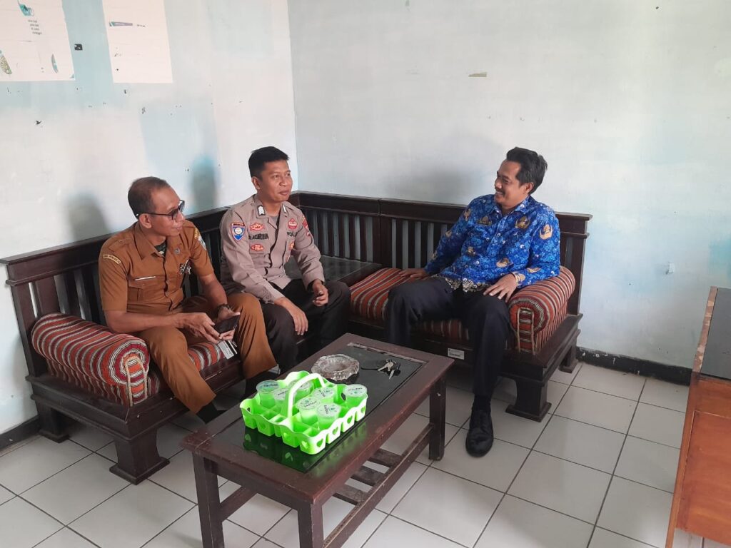 Bhabinkamtibmas Polsek Pandeglang Gelar Kunjungan ke Lurah dan Staf Kelurahan Kadomas 4 WhatsApp Image 2023 11 04 at 18.50.52