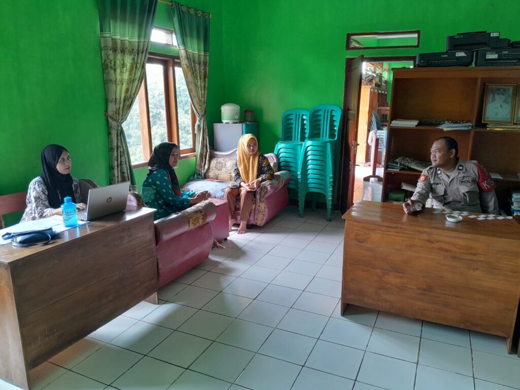 Polsek Menes Terus Jalin Komunikasi dengan Masyarakat dalam Upaya Mempertahankan Kamtibmas 5 WhatsApp Image 2023 11 04 at 18.51.53