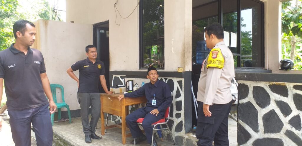 Bhabinkamtibmas Polsek Pandeglang Sambangi Satpam SMAN CMBBS dan Ajak Turut Serta Jaga Kamtibmas 8 WhatsApp Image 2023 11 04 at 19.00.58
