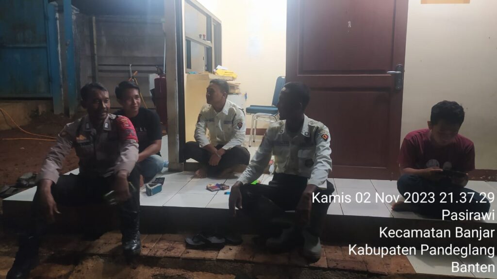 Polsek Banjar Lakukan Patroli Malam demi Menjaga Ketertiban dan Keamanan Wilayah 4 WhatsApp Image 2023 11 04 at 19.44.37