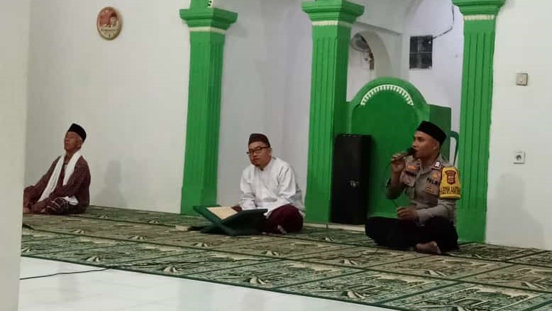 Bhabinkamtibmas Polsek Cikedal Hadiri Pengajian Mingguan di Mesjid At-Taubah 10 WhatsApp Image 2023 11 04 at 22.07.53