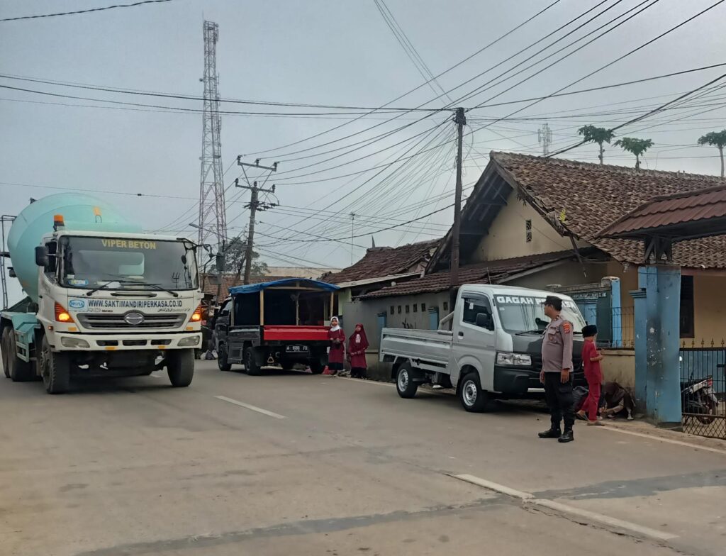 Polsek Bojong Tingkatkan Keamanan dan Kelancaran Lalu Lintas 6 WhatsApp Image 2023 11 05 at 11.06.46