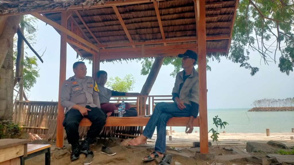 Bhabinkamtibmas Polsek Panimbang Laksanakan Patroli dan Sambang untuk Ciptakan Kamtibmas yang Aman 9 WhatsApp Image 2023 11 05 at 11.57.11