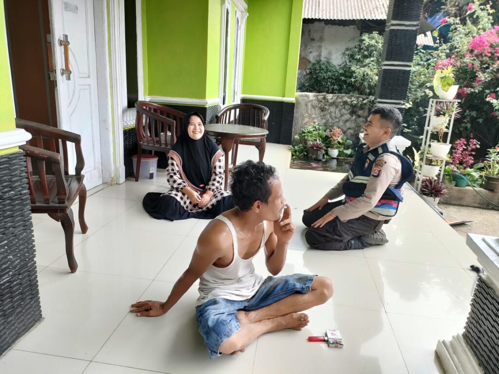 Bhabinkamtibmas Polsek Pulosari Terus Mempererat Hubungan dengan Warga Binaan 4 WhatsApp Image 2023 11 05 at 19.19.25