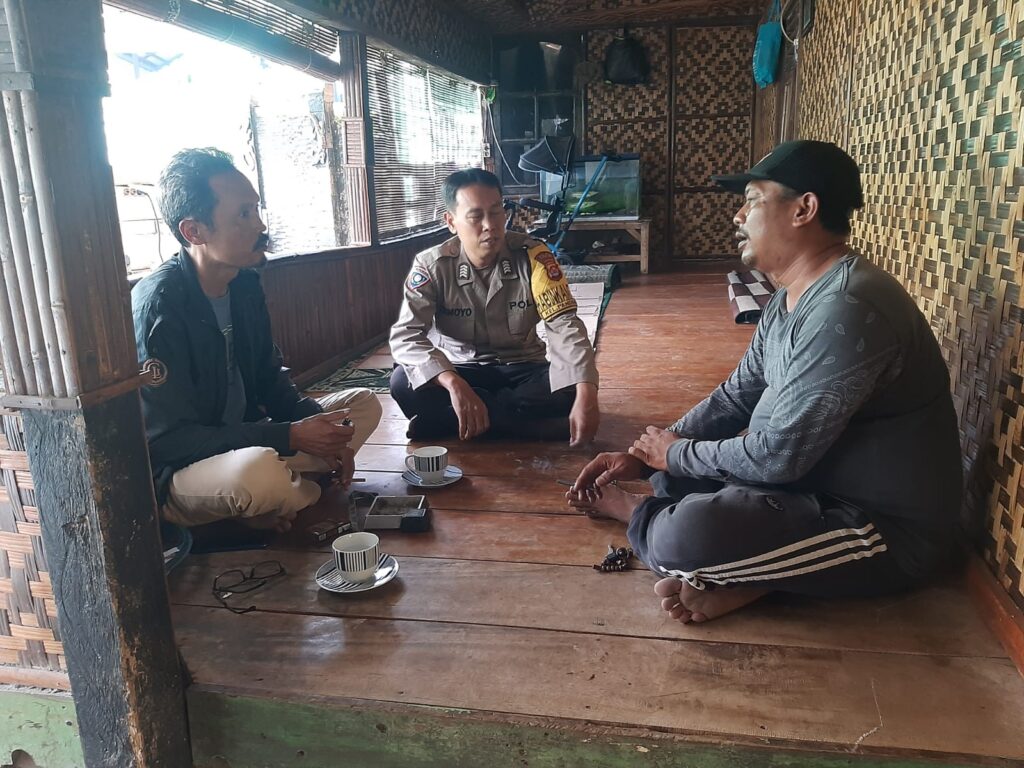 Bhabinkamtibmas Polsek Pandeglang Sambangi Ketua RT dan Himbau untuk Jaga Kamtibmas 5 WhatsApp Image 2023 11 05 at 19.23.48