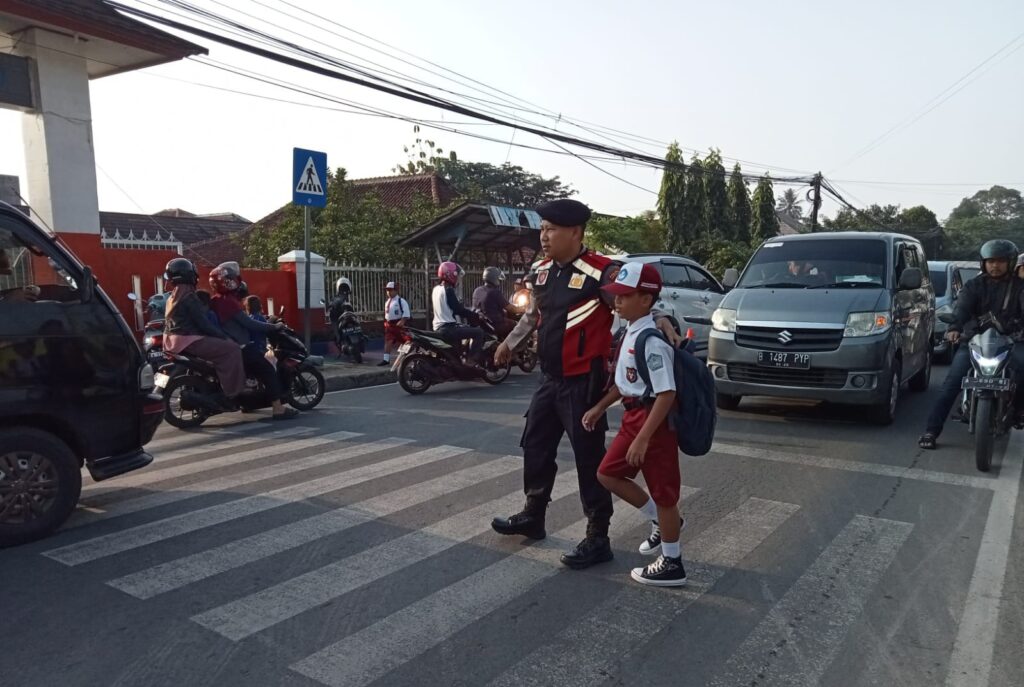 Polres Pandeglang Berikan Pelayanan dan Imbauan Keselamatan di Titik Kemacetan Pagi 9 WhatsApp Image 2023 11 06 at 11.26.58