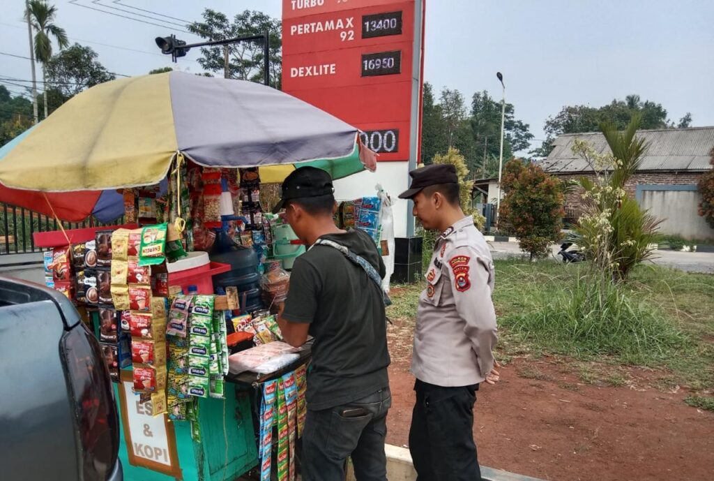 Bhabinkamtibmas Polsek Cikedal Jalin Kemitraan Positif dengan Pedagang Kopi Keliling 10 WhatsApp Image 2023 11 06 at 12.03.29