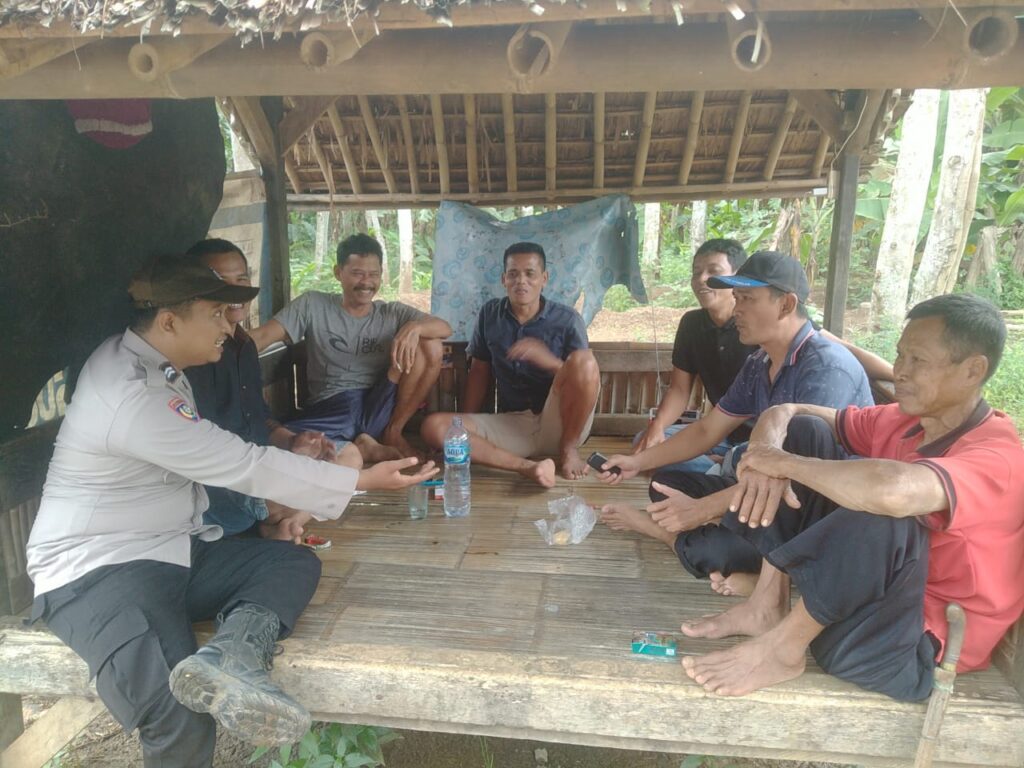 Bhabinkamtibmas Polsek Munjul Jalin Komunikasi dengan Warga 1 WhatsApp Image 2023 11 06 at 12.10.52