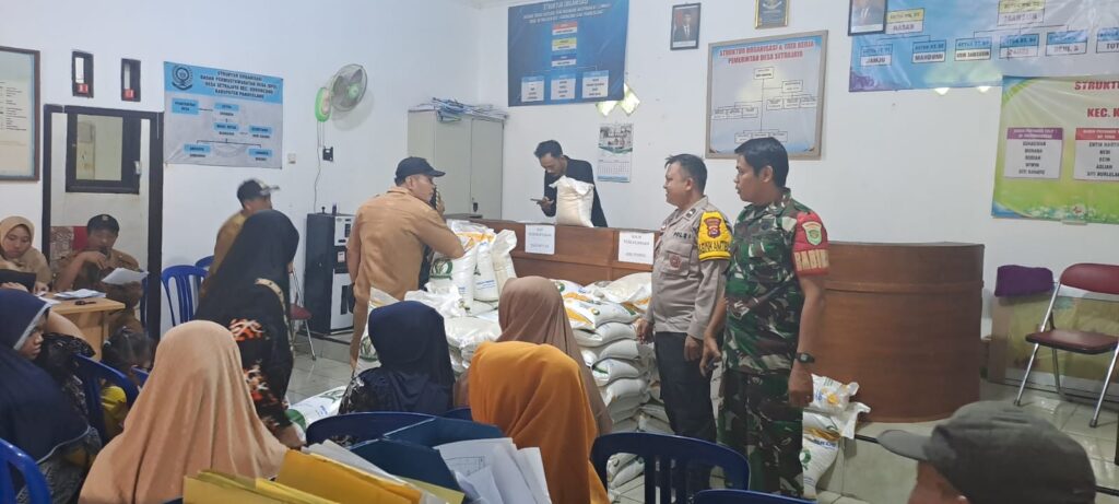 Bhabinkamtibmas Polsek Cadasari Hadiri Penyaluran Bantuan Sosial Ketahanan Pangan 4 WhatsApp Image 2023 11 06 at 13.19.31