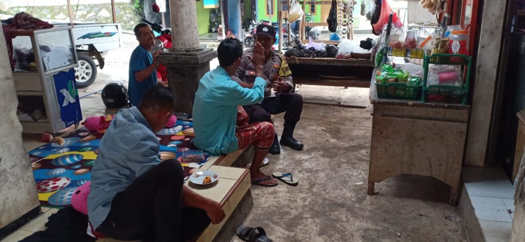 Bhabinkamtibmas Polsek Pandeglang Melakukan Sambang dan Silaturahmi kepada Warga di Kelurahan Pagerbatu 6 WhatsApp Image 2023 11 06 at 20.02.27