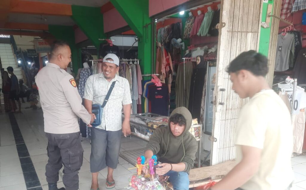 Polsek Menes Tingkatkan Patroli untuk Mengantisipasi Tindak Kejahatan di Pasar Tradisional 10 WhatsApp Image 2023 11 07 at 19.05.43