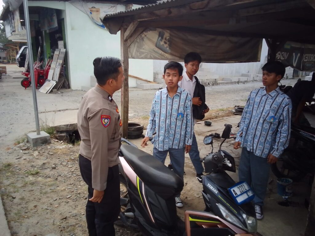 Bhabinkamtibmas Polsek Panimbang Sambang Warga dan Ajak Cegah Bullying 1 WhatsApp Image 2023 11 08 at 11.17.21