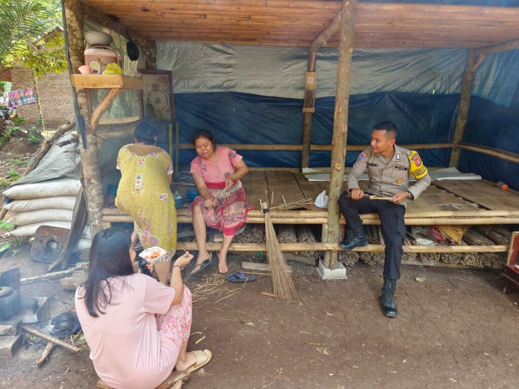 Polsek Banjar Gelar Giat Sambang Door to Door System (DDS) ke Warga Masyarakat 10 WhatsApp Image 2023 11 08 at 20.06.27