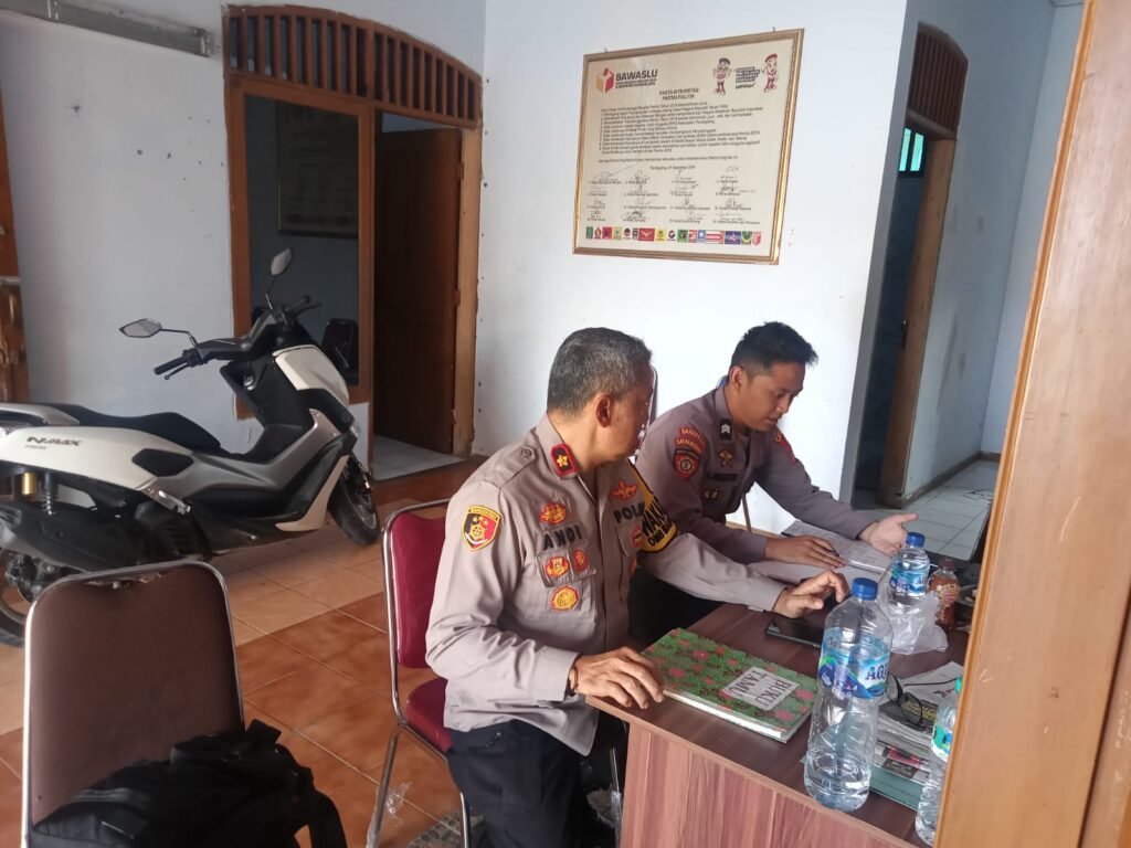 Polres Pandeglang Intensifkan Pengamanan Kantor Bawaslu 10 WhatsApp Image 2023 11 09 at 10.15.20