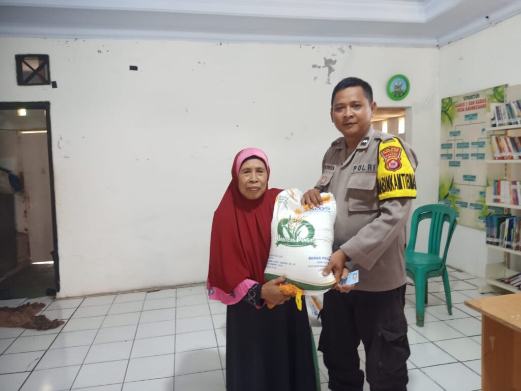 Bhabinkamtibmas Polsek Cadasari Pantau Penyaluran Bantuan Sosial Ketahanan Pangan 1 WhatsApp Image 2023 11 09 at 10.19.56