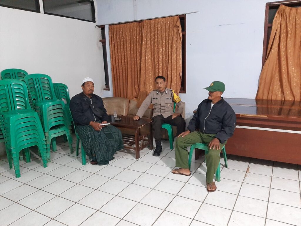 Bhabinkamtibmas Polsek Pandeglang Sambangi Linmas Desa Binaan 2 WhatsApp Image 2023 11 09 at 10.23.07