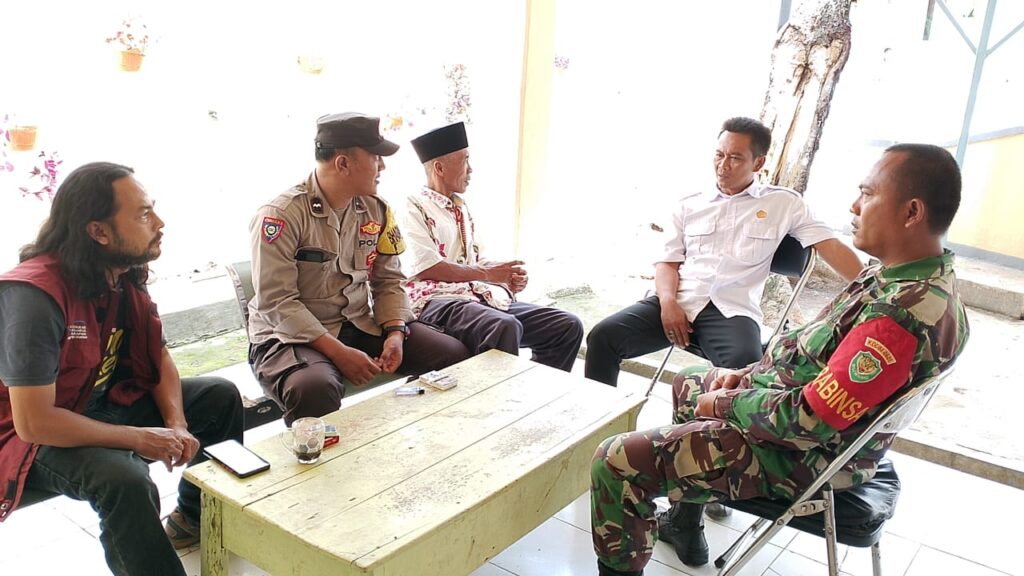 Bhabinkamtibmas Polsek Pandeglang Koordinasi dengan Staf Kelurahan dan Pendamping PKH 3 WhatsApp Image 2023 11 09 at 10.38.47