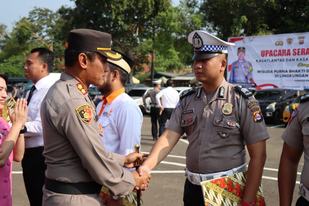 Kapolres Pandeglang Berikan Penghargaan kepada Personel dan Masyarakat Berprestasi 5 WhatsApp Image 2023 11 09 at 12.36.25