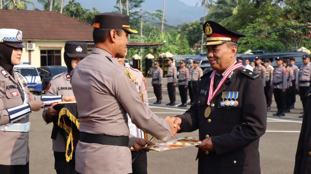 Wisuda Purna Bakti Polri Tahun 2023 di Polres Pandeglang: Kapolres Lepas 2 Anggota 6 WhatsApp Image 2023 11 09 at 12.47.53