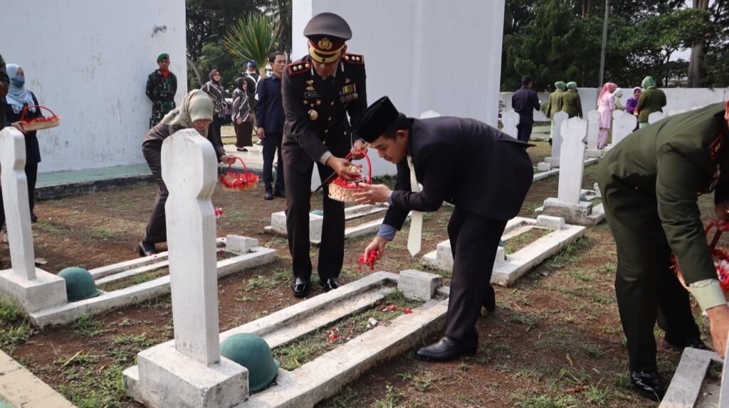 Polres Pandeglang Gelar Upacara Ziarah dan Tabur Bunga di Hari Pahlawan Nasional Ke-78 1 WhatsApp Image 2023 11 10 at 09.12.49