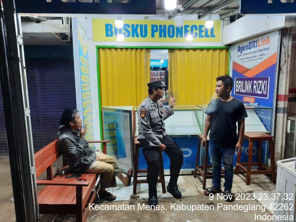 Polsek Menes Gencarkan Patroli Malam untuk Cegah Penyakit Masyarakat dan Tingkatkan Kedekatan dengan Warga 8 WhatsApp Image 2023 11 10 at 10.13.30