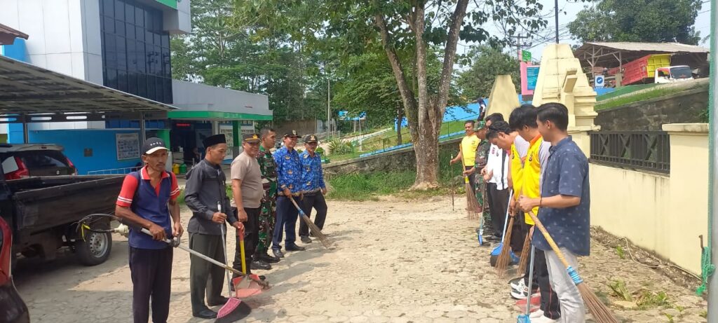 Muspika Picung dan Polsek Picung Gelar Jumat Bersih 4 WhatsApp Image 2023 11 10 at 14.38.06