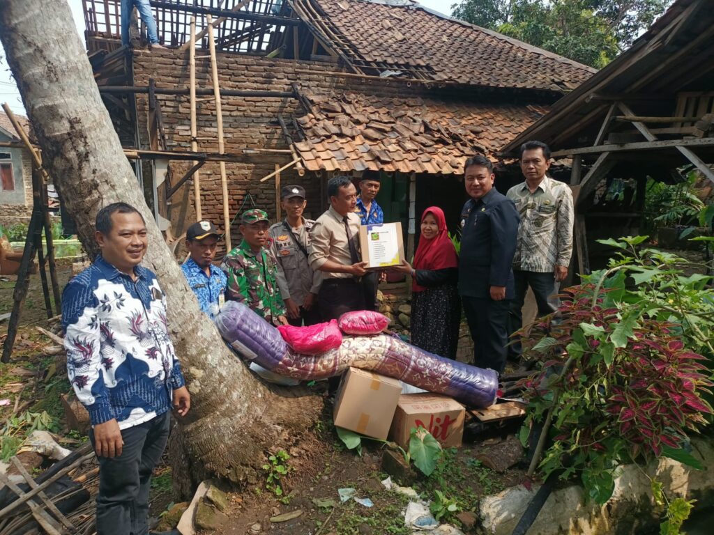 Polsek Pulosari Serahkan Bantuan Kepada Korban Kebakaran di Desa Karyawangi 6 WhatsApp Image 2023 11 10 at 14.54.48