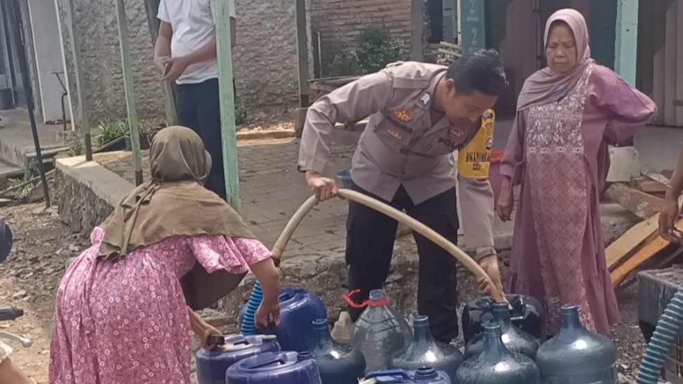 Bhabinkamtibmas Polsek Cibaliung Distribusikan Air Bersih 7 WhatsApp Image 2023 11 10 at 15.02.09