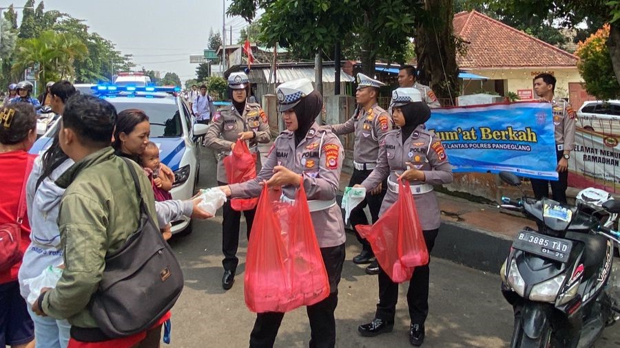Satlantas Polres Pandeglang Gelar Jumat Berkah: Bagi Nasi Kotak dan Imbau Keselamatan Berlalu Lintas 8 WhatsApp Image 2023 11 10 at 15.06.23