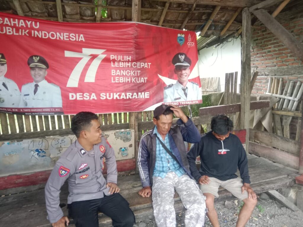 Polsek Carita Terus Jalin Kedekatan dengan Masyarakat Melalui Kegiatan Sambang Desa 5 WhatsApp Image 2023 11 10 at 18.01.30