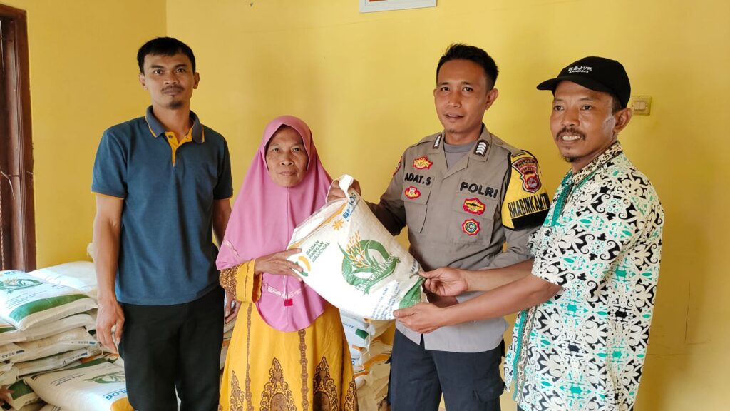 Bhabinkamtibmas Polsek Banjar Awasi Penyaluran Bantuan Pangan di Desa Kadubelang 2 WhatsApp Image 2023 11 10 at 19.24.42 1