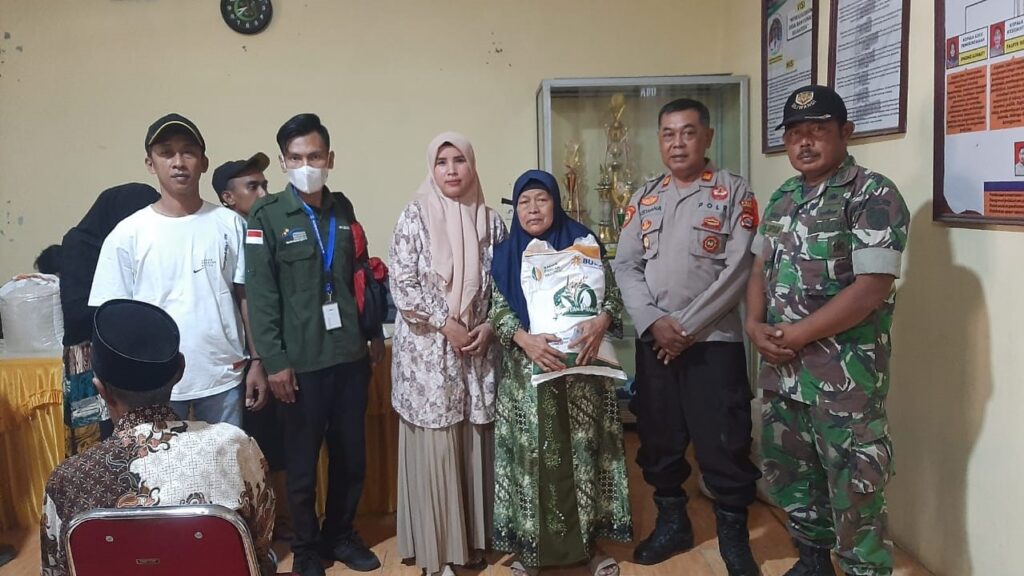Polsek Bojong Monitor Penyaluran Bantuan Program Pangan Tahun 2023 untuk Meringankan Beban Warga Masyarakat 1 WhatsApp Image 2023 11 11 at 12.47.10