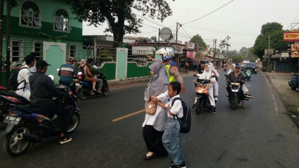 Polsek Menes Maksimalkan Pengaturan Lalu Lintas di Pagi Hari untuk Cegah Kecelakaan dan Kemacetan 7 WhatsApp Image 2023 11 13 at 07.15.15