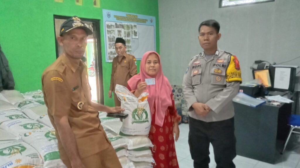 Bhabinkamtibmas Polsek Mandalawangi Kawal Penyaluran Bantuan Pangan Beras 2 WhatsApp Image 2023 11 13 at 10.18.11